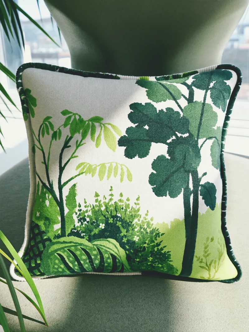Studio illustrato: cuscino tessuto con bordo a contrasto